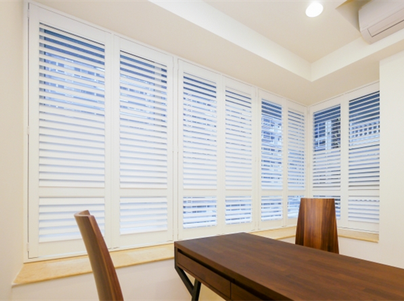 轉(zhuǎn)角氣窗三